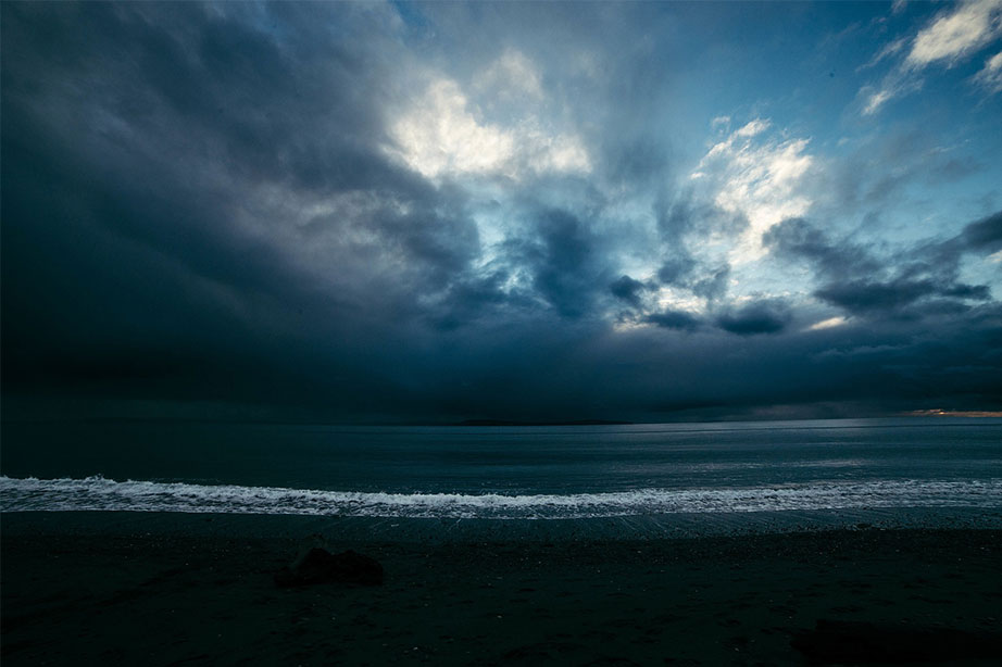 storm en donkere lucht op het strand