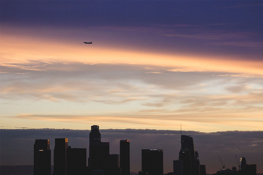 vliegtuig boven skyline stad