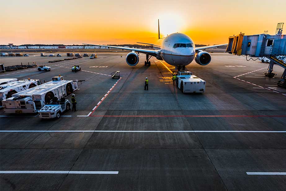 vliegtuig geparkeerd op vliegveld tijdens zonsondergang