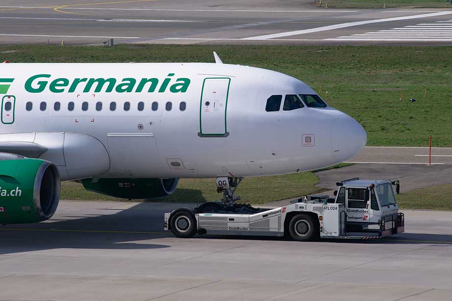 germania vliegtuig op landingsbaan