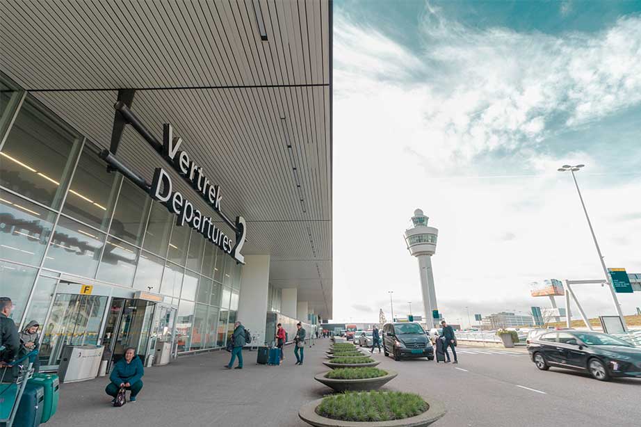 vertrek amsterdam schiphol airport met verkeerstoren