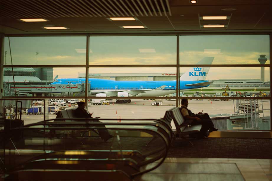 klm vliegtuig geparkeerd op vliegveld gezien vanuit vertrekhal