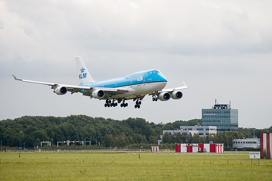 KLM vliegtuig gaat landen op Schiphol