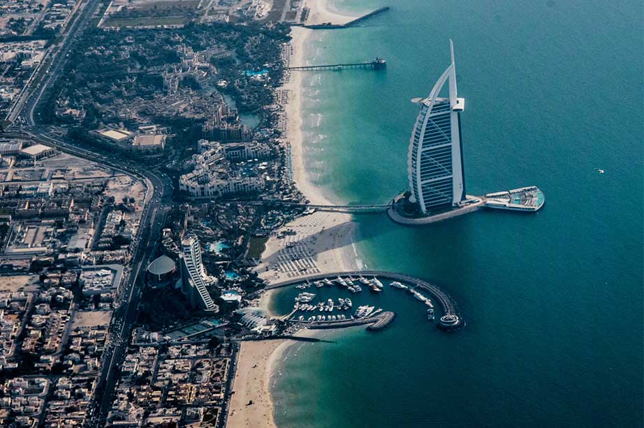 zee strand en skyline van dubai