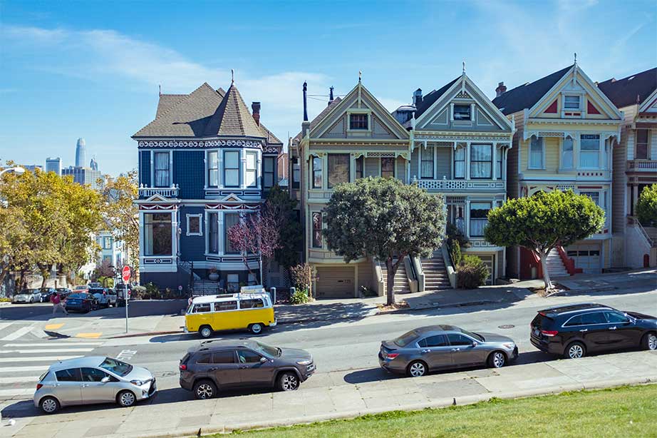 scheve straat met gekleurde authentieke huizen in san francisco