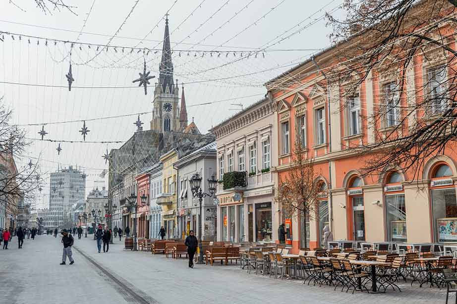 Binnenstad van Novi Sad met lampjes