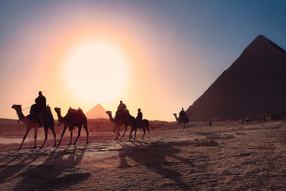 Mensen rijden op een kameel in Egypte