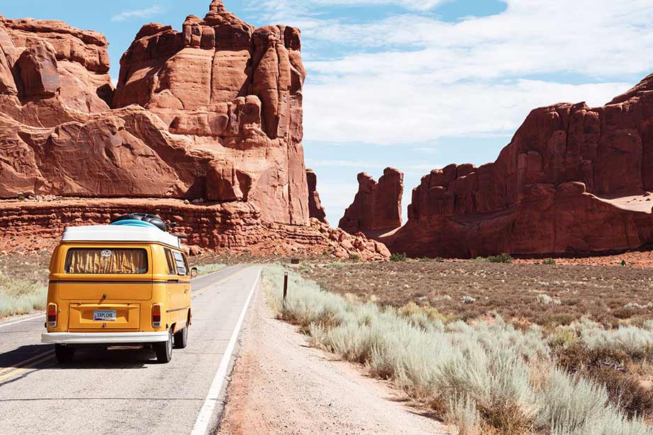 Volkswagenbusje rijdt door de Amerikaanse natuur