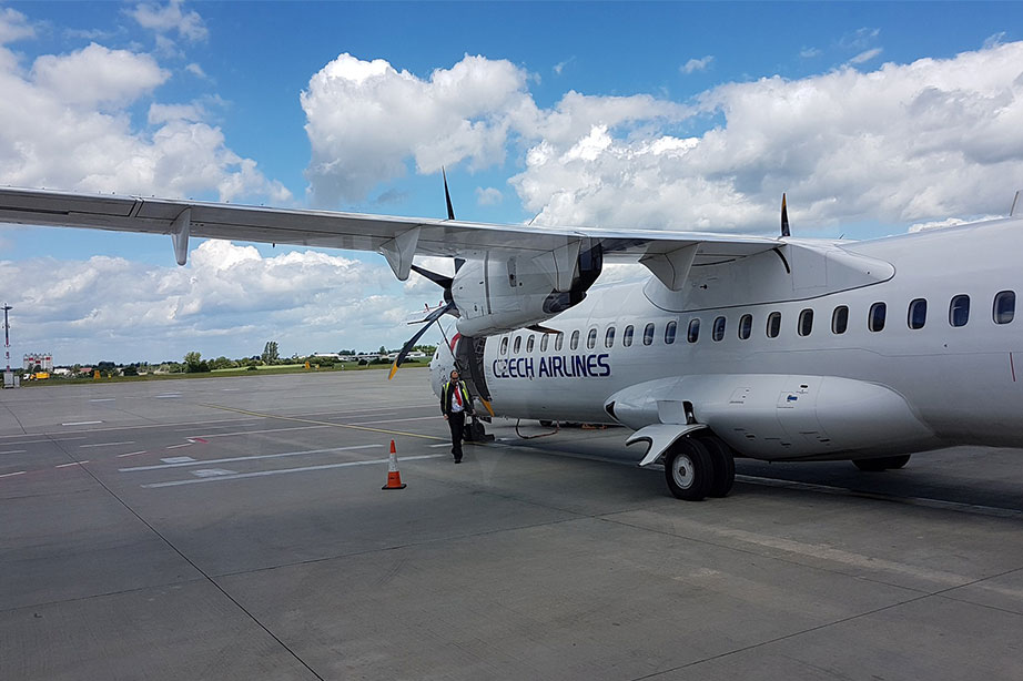 czech airlines vliegtuig op landingsbaan