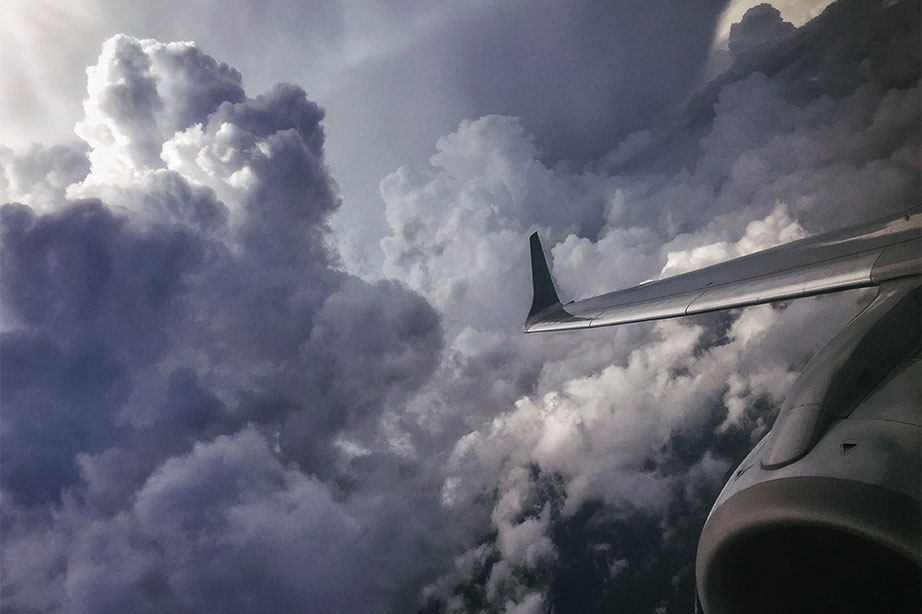 vliegtuig vliegt door dikke wolken