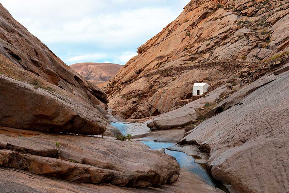 kliffen op fuerteventura met smalle rivier