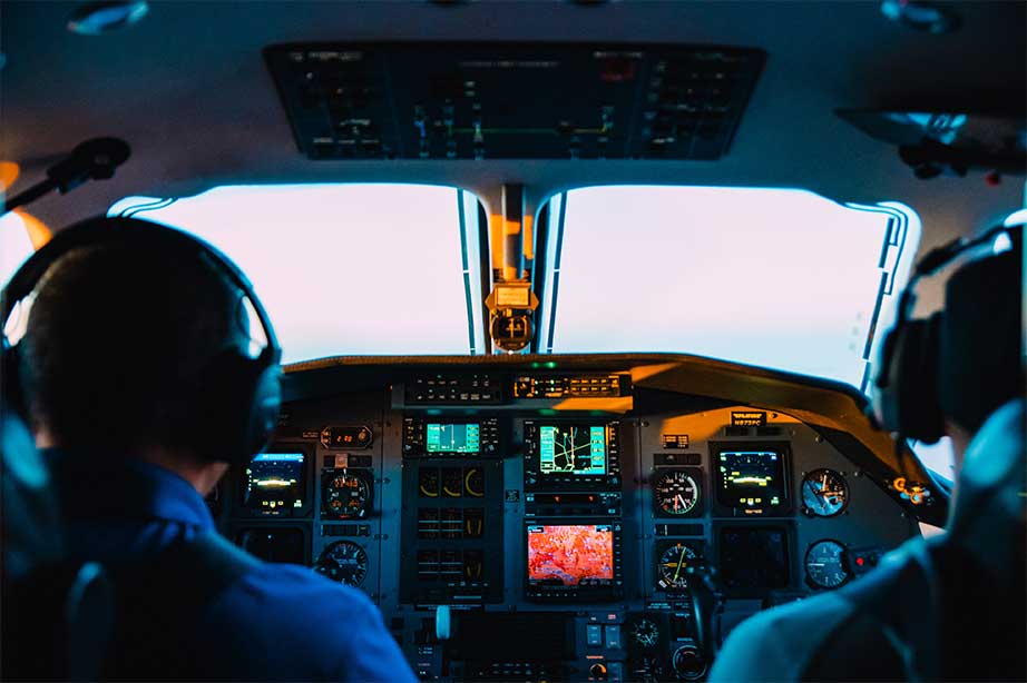 twee piloten in de cockpit