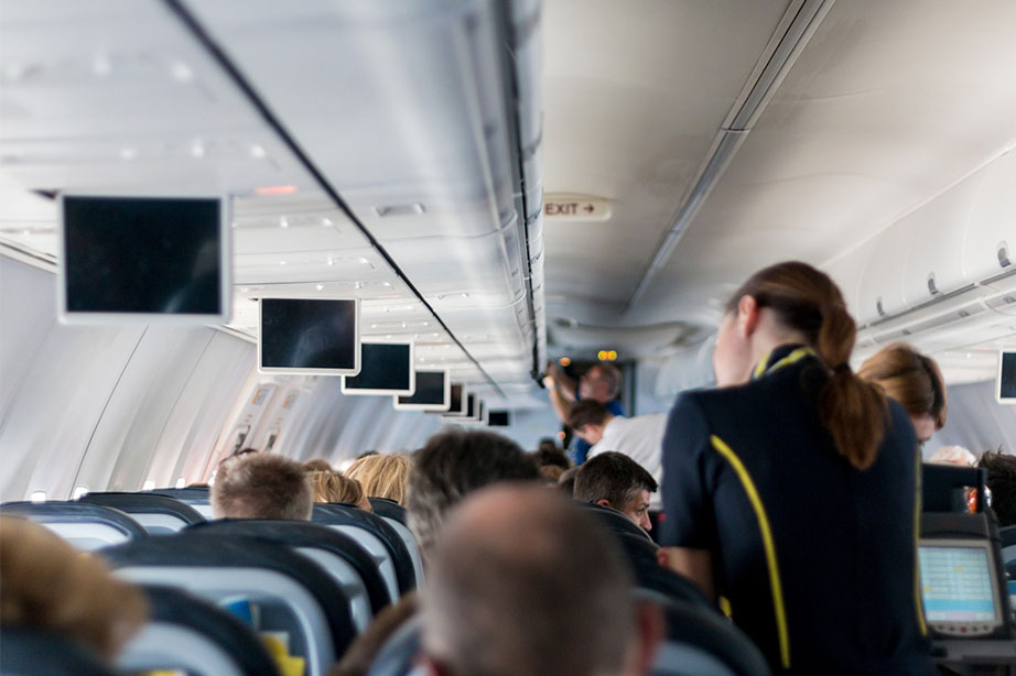 stewardess staat passagier te woord