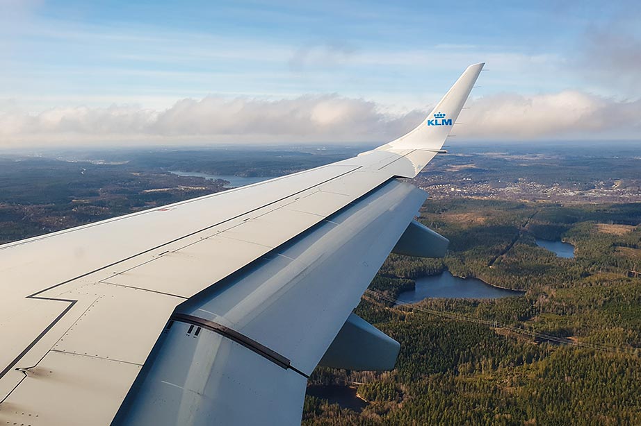 vleugel KLM vliegtuig met uitzicht op land