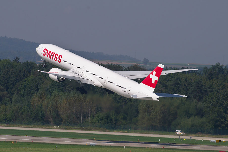 Boeing 777 van Swiss stijgt op