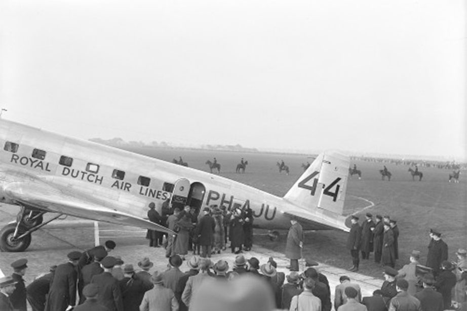 Oud KLM vliegtuig in gebruik met passagiers