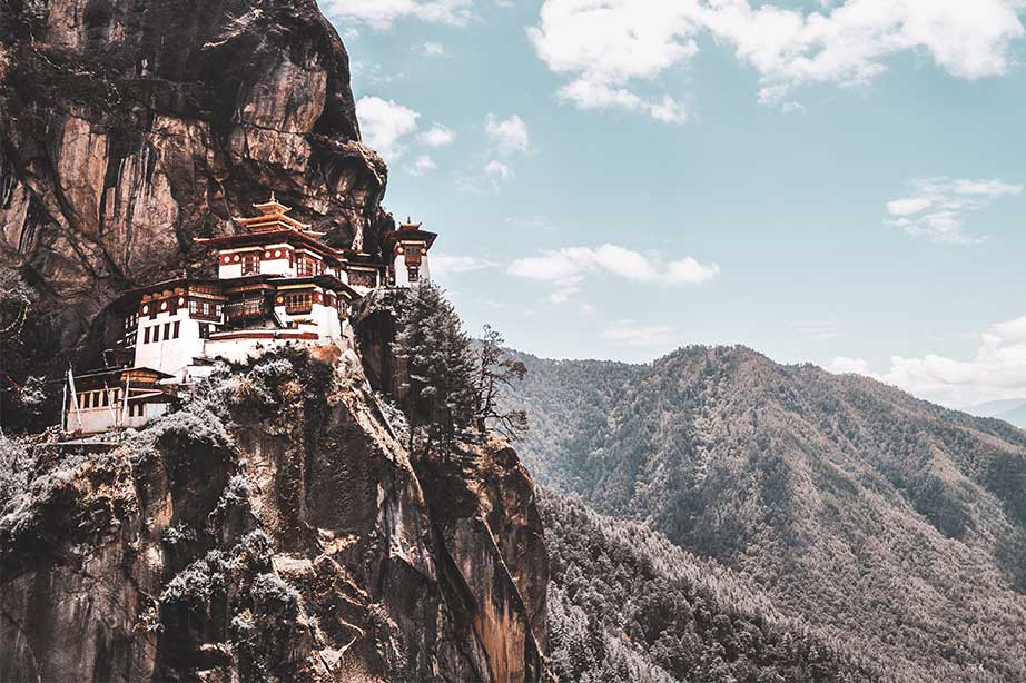 bhutan klooster op heuvel