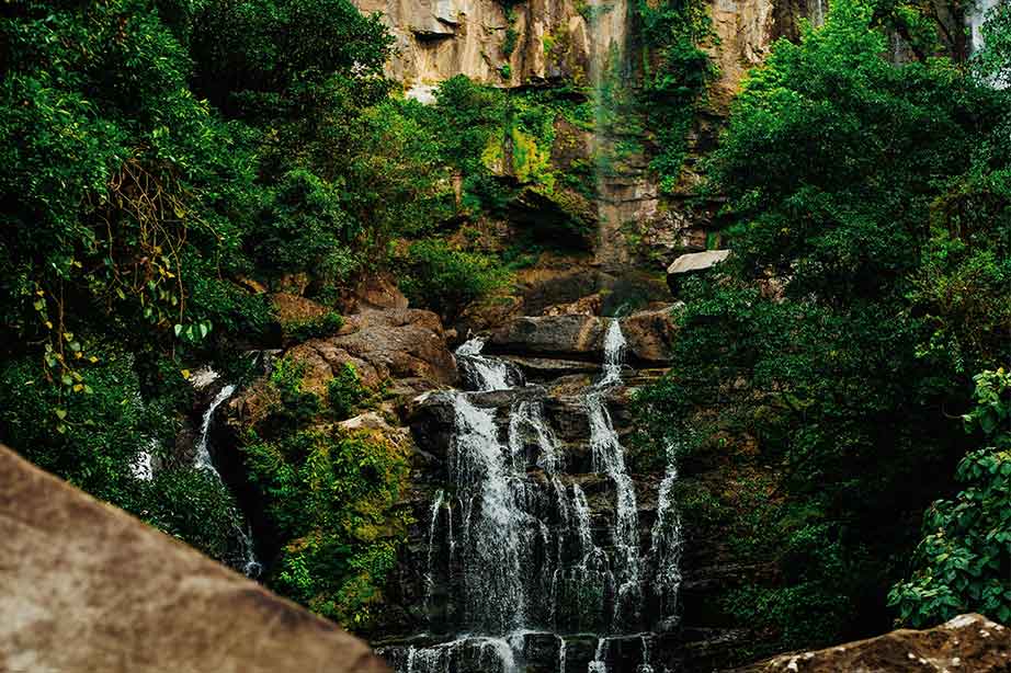 waterval langs kliffen en bomen