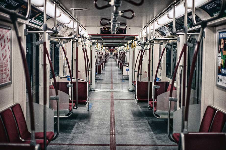 lege stoelen in metro