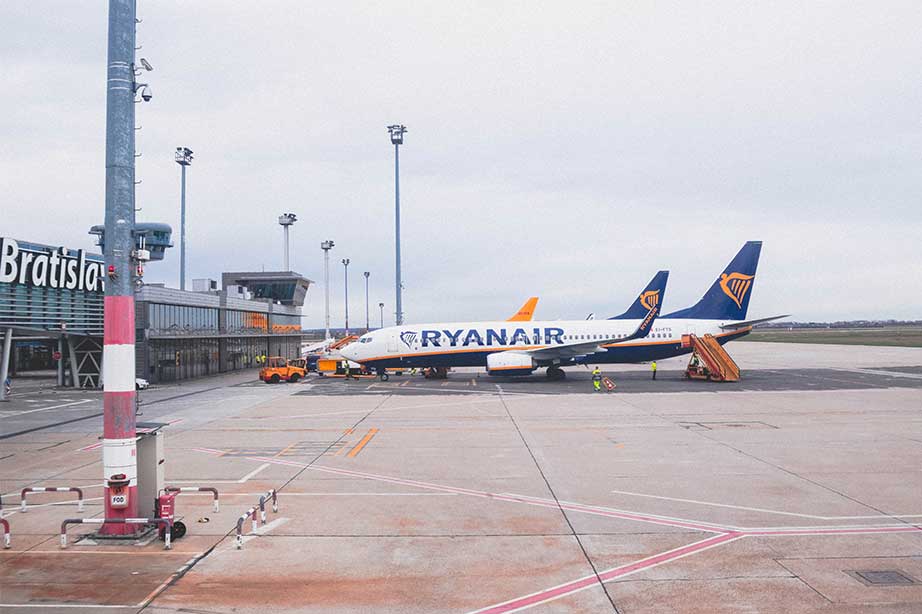 ryanair vliegtuig geparkeerd op luchthaven