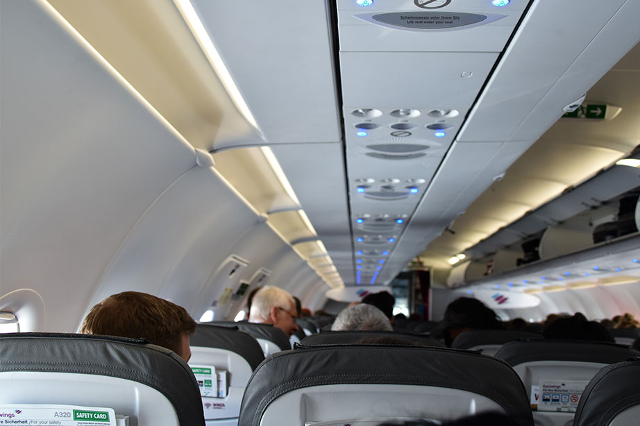 passagiers in vliegtuig cabine