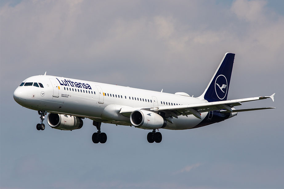 Lufthansa vliegtuig in de lucht