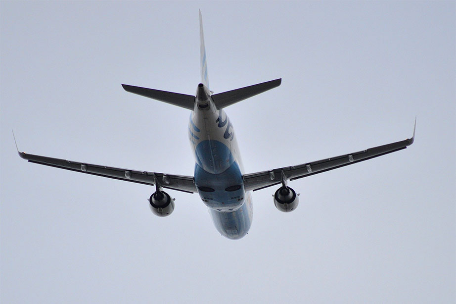 flybe vliegtuig in de lucht