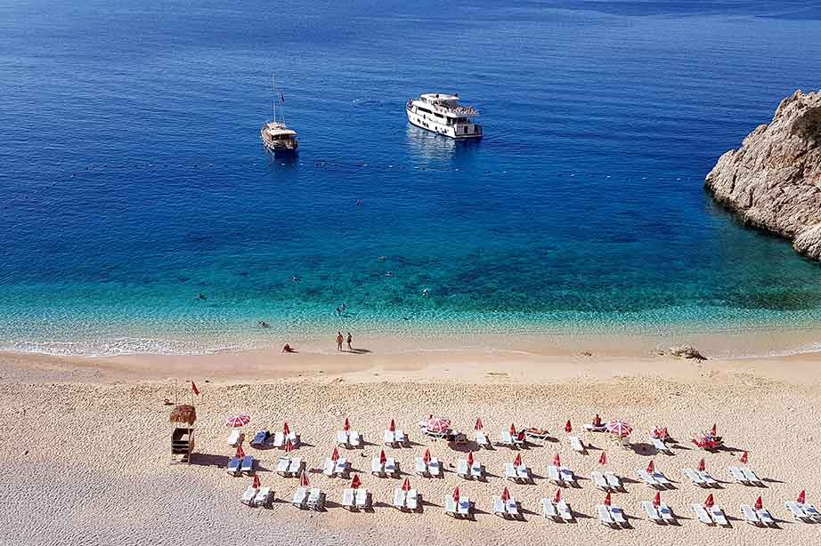 strand, zee en ligbedjes in turkije