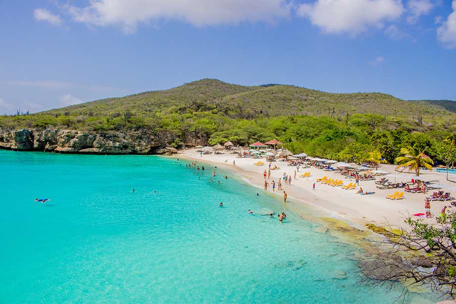 strand en azuurblauwe zee op curacao