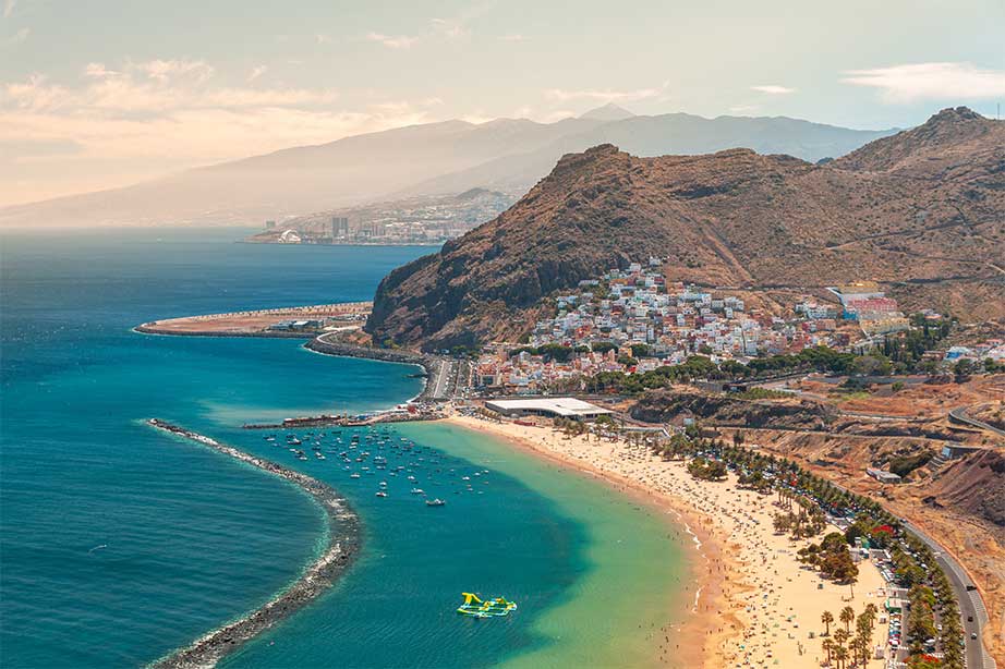 vulkanische berg en strand met zee op tenerife