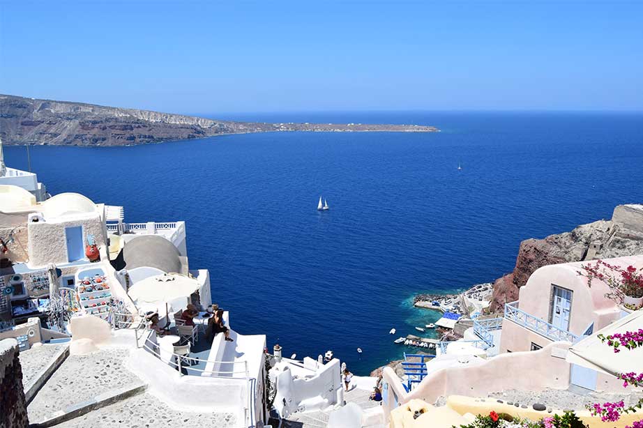 huisjes op santorini met uitzicht op blauwe zee