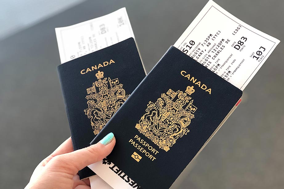 Reiziger houdt twee paspoorten met vliegtickets vast