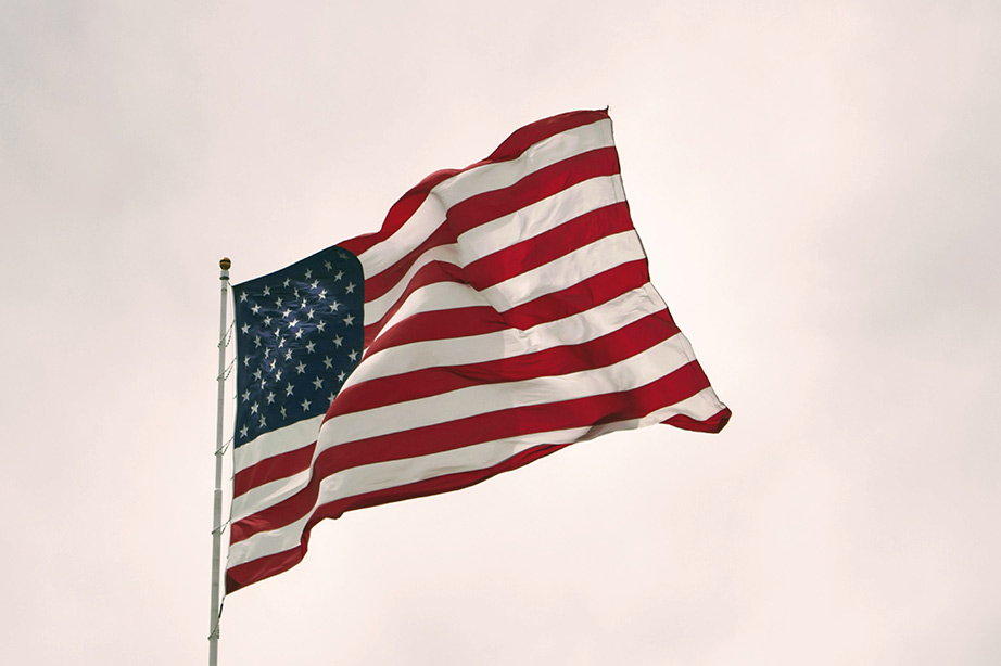 wapperende amerikaanse vlag door de wind