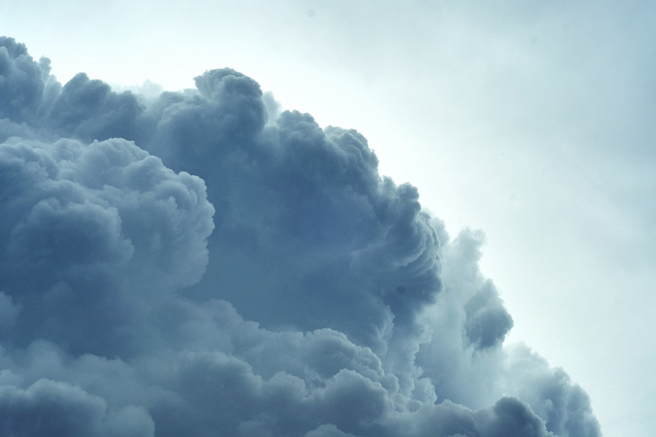 donkere stormwolken tegen een lichte lucht