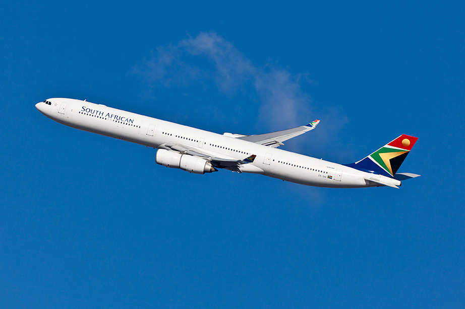 toestel van south african airways stijgt op