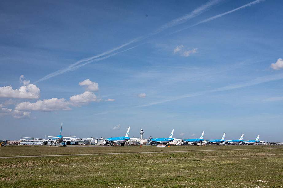 geparkeerde vliegtuigen bij schiphol airport
