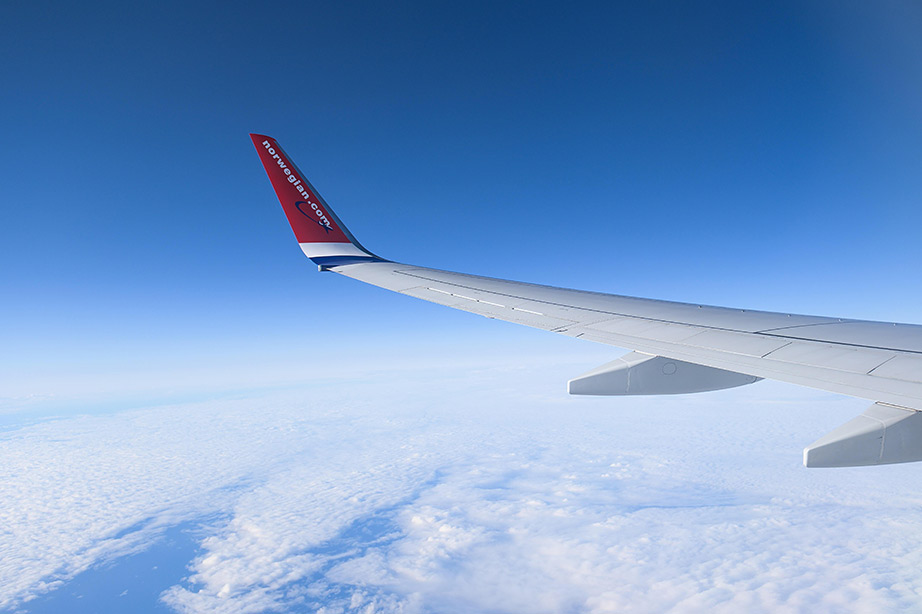 uiteinde vleugel van norwegian vliegtuig