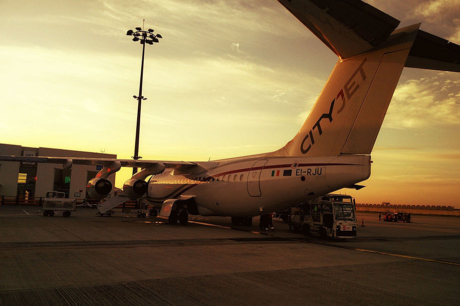 toestel van cityjet met zonsondergang