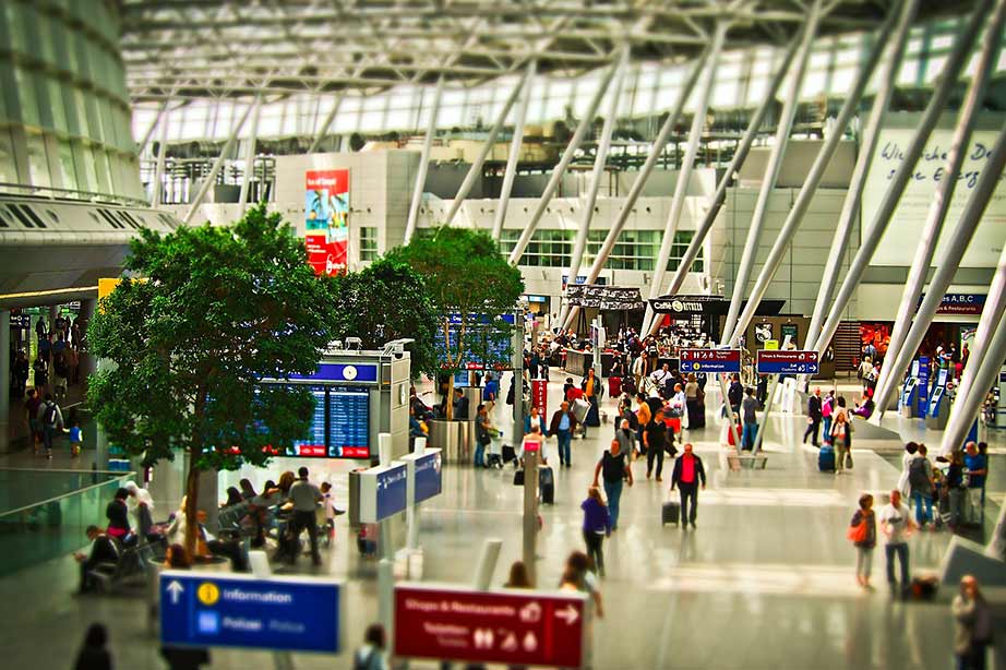 terminal van luchthaven met wachtende reizigers