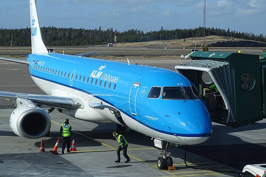 klm toestel geparkeerd aan de gate