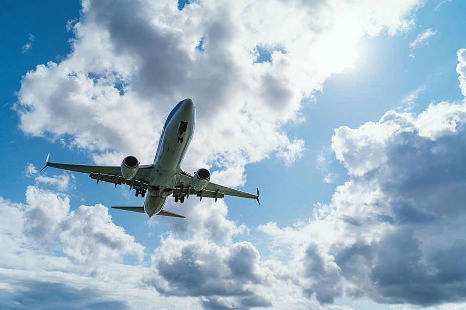 zicht op onderkant van KLM toestel