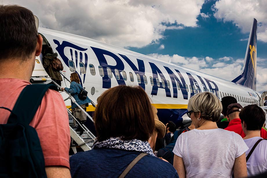 passagiers voor ryanair vliegtuig