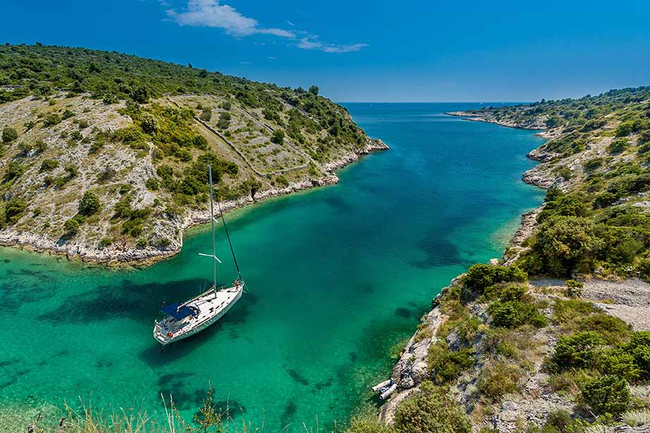 Zee en kustlijn met bootje in Kroatie