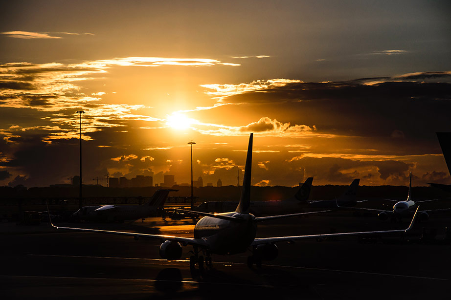 Transavia vlucht met een ondergaande zon