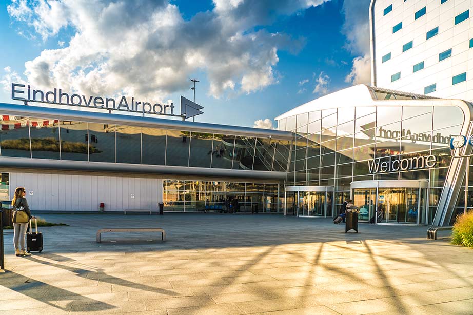 Passagiers lopen Eindhoven Airport in en uit