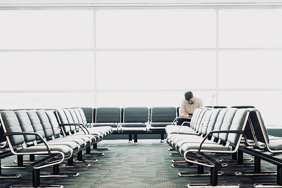 passagier wacht op stoel door mist eindhoven airport