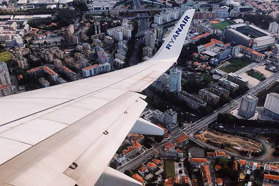 uitzicht op vleugel van Ryanair toestel