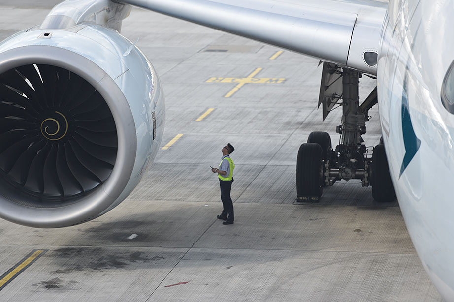 medewerker eindhoven airport controleert vleugel vliegtuig