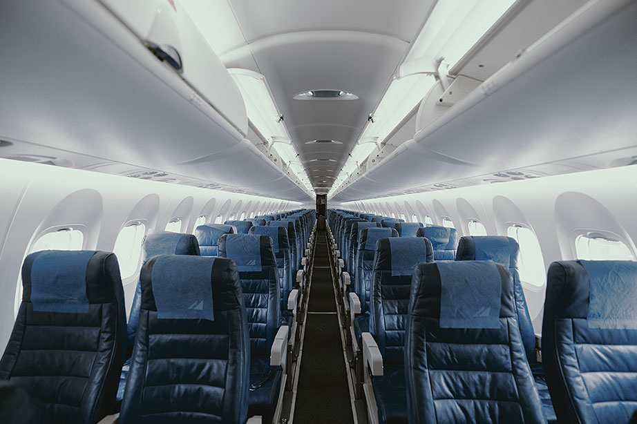 Een rij met lege stoelen in een vliegtuig