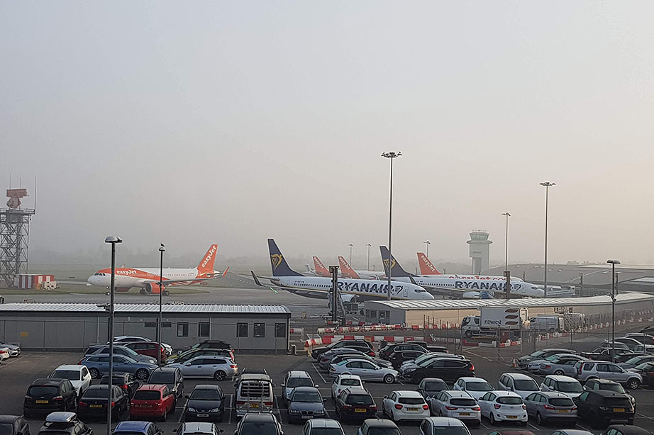 ryanair toestellen bij gate in mist